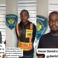 Policía captura a tres hombres acusados de agredir a una mujer y dañar su vehículo en Santo Domingo Oeste