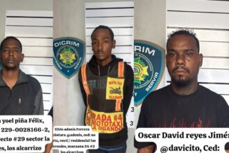 Policía captura a tres hombres acusados de agredir a una mujer y dañar su vehículo en Santo Domingo Oeste