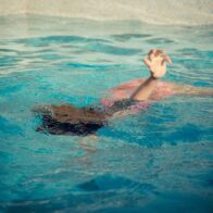 Niña de 11 años fallece por ahogamiento en piscina de un centro recreativo en Barahona