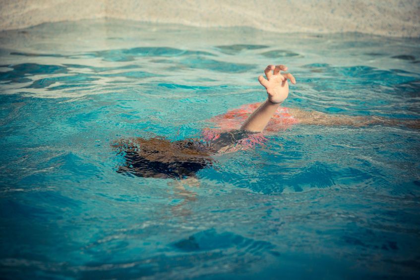 Niña de 11 años fallece por ahogamiento en piscina de un centro recreativo en Barahona