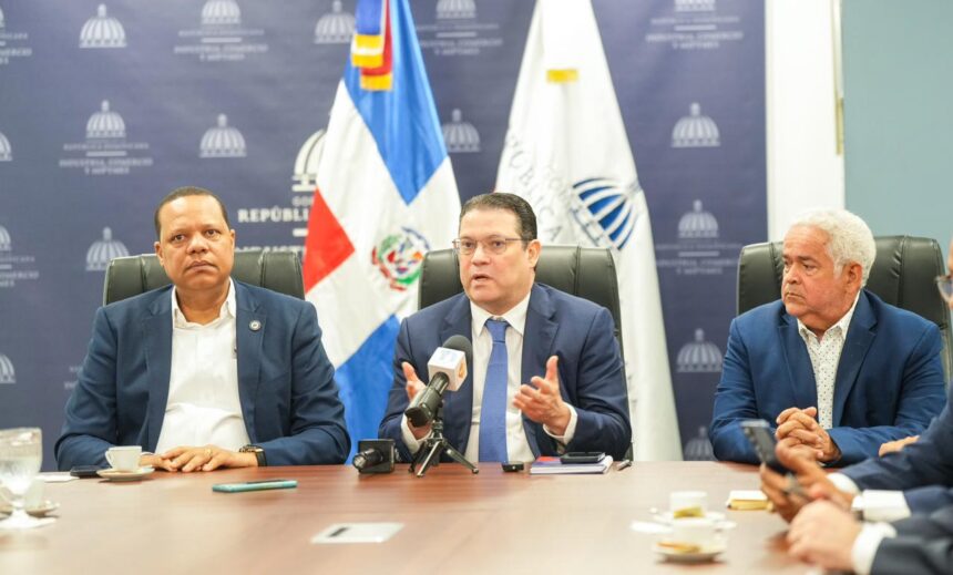 El director de Proconsumidor, Eddy Alcántara, el ministro Yayo Sanz Lovatón y el presidente de Anadegas, Juan Elías Pérez.
