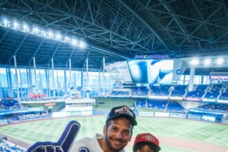 Arajet sorprende a padre dominicano con un viaje junto a su familia al Marlins Park de Miami