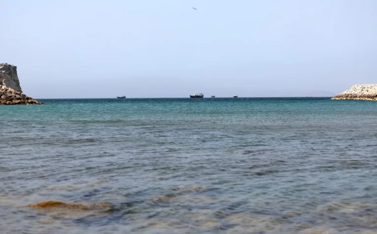 Irán advierte con impedir el paso por Ormuz a los buques que acepten fondos iraníes congelados