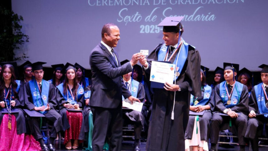 Intrant entrega carnets de aprendizaje a bachilleres graduados este año como Guardianes del Tránsito