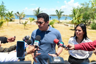 Ministro David Collado supervisa intervención en playa El Faro de SPM
