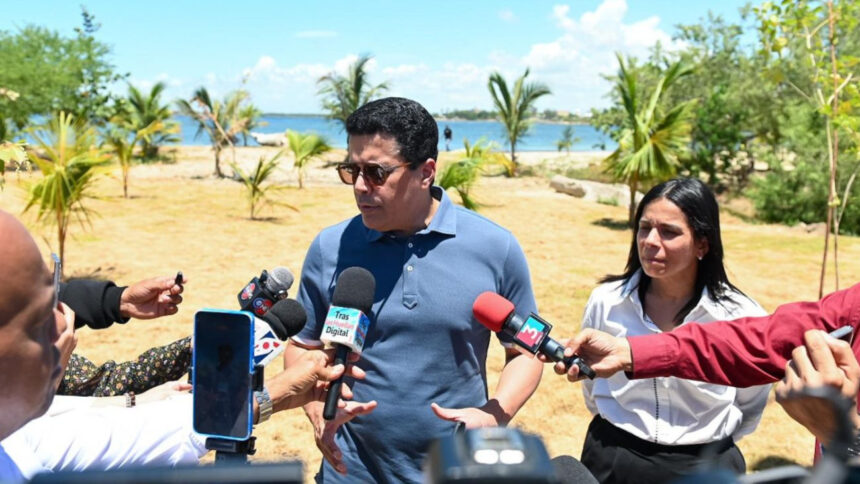 Ministro David Collado supervisa intervención en playa El Faro de SPM