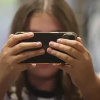 Francia aprueba la prohibición de redes sociales para menores de 15 años, pionera en Europa