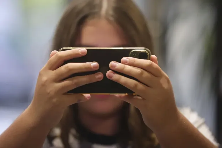 Francia aprueba la prohibición de redes sociales para menores de 15 años, pionera en Europa