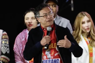 Gustavo Petro insinúa que regresará al afirmar que su despedida como presidente de Colombia es «transitoria»