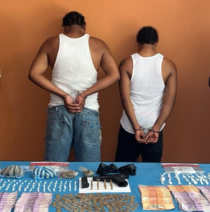 DNCD arresta a dos presuntos microtraficantes y ocupa drogas y armas en San Cristóbal