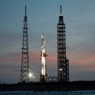 Bezos le pisa los talones a Elon Musk: Blue Origin busca recaudar USD 10.000 millones para competir con SpaceX