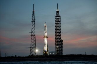 Bezos le pisa los talones a Elon Musk: Blue Origin busca recaudar USD 10.000 millones para competir con SpaceX