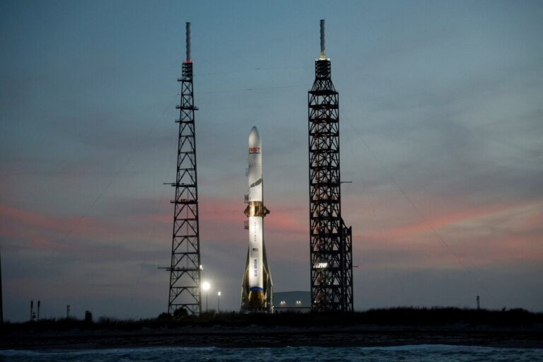 Bezos le pisa los talones a Elon Musk: Blue Origin busca recaudar USD 10.000 millones para competir con SpaceX