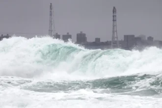 El tifón Bavi avanza hacia las islas del sur de Japón con vientos de más de 200 km/h