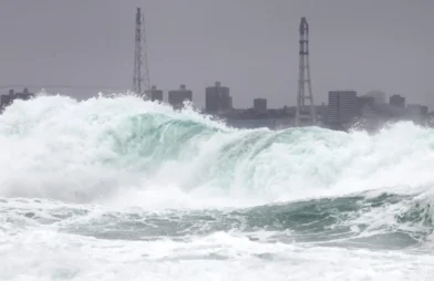 El tifón Bavi avanza hacia las islas del sur de Japón con vientos de más de 200 km/h