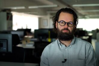 Periódico El País no utiliza IA para escribir artículos, afirma subdirector Javier Lafuente