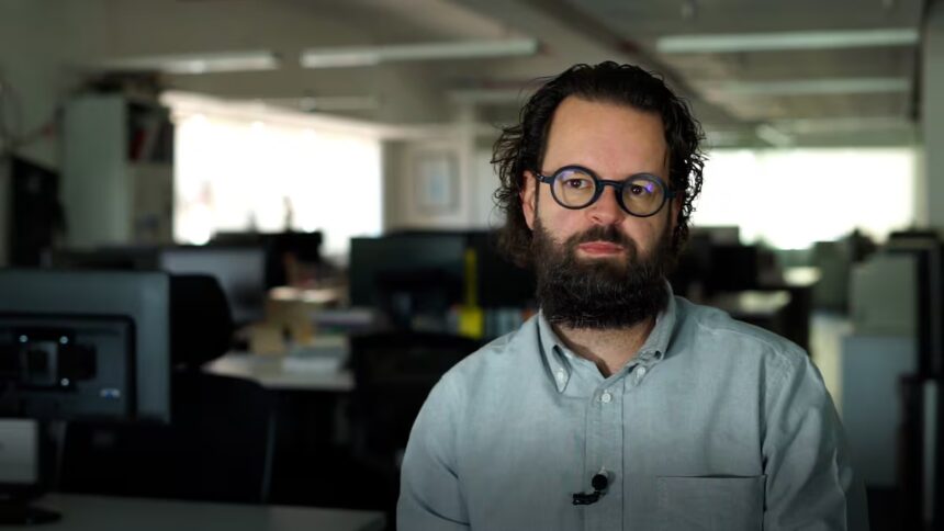 Periódico El País no utiliza IA para escribir artículos, afirma subdirector Javier Lafuente