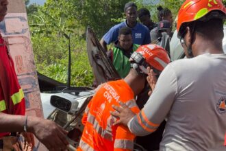 Joven pierde la vida al chocar su vehículo contra poste eléctrico en San Pedro de Macorís