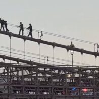 Una mujer se trepó por los cables del Puente de Brooklyn a 85 metros de altura y paralizó la hora pico en Nueva York