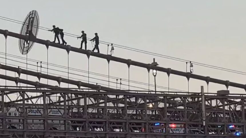 Una mujer se trepó por los cables del Puente de Brooklyn a 85 metros de altura y paralizó la hora pico en Nueva York