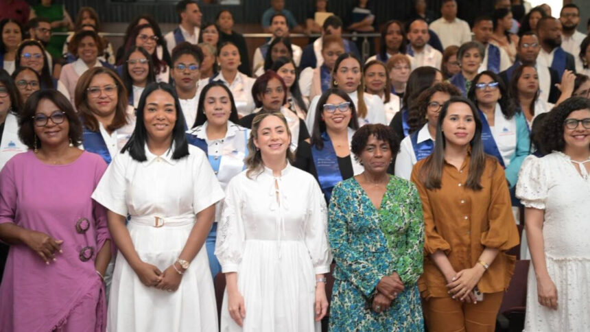 Ministerio de la Mujer gradúa a 200 personas de la Escuela de Igualdad Magaly Pineda