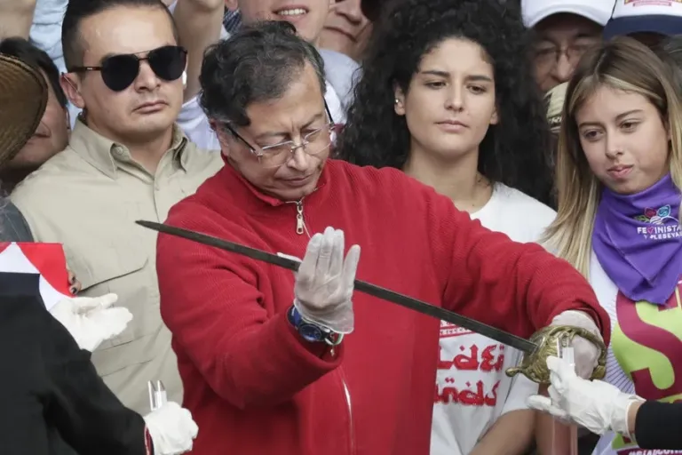Petro entregará la espada de Simón Bolívar y la sotana del cura Camilo Torres a dos museos
