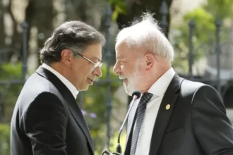 Petro se compromete ante Lula a promover una transición pacífica de Gobierno en Colombia