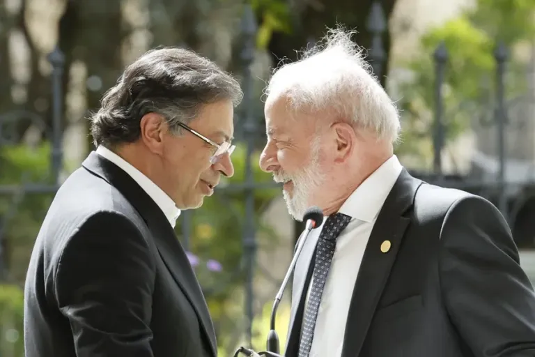 Petro se compromete ante Lula a promover una transición pacífica de Gobierno en Colombia