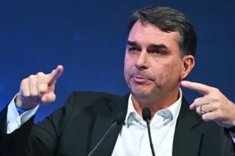 Flávio Bolsonaro lanzará su candidatura este sábado junto a Milei con el reto de unificar a la derecha brasileña