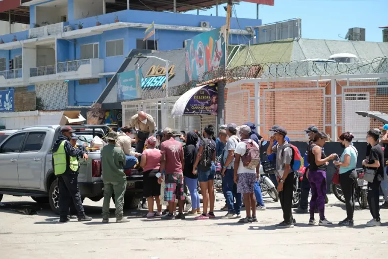 Siguen enviando ayuda a Venezuela, donde se afanan entre los escombros hasta los mineros