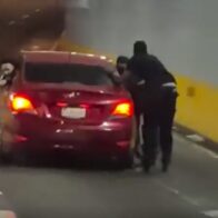 ¡De milagro! Joven cae aparatosamente tras sujetarse de un vehículo mientras iba en patines en la 27 de Febrero