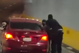 ¡De milagro! Joven cae aparatosamente tras sujetarse de un vehículo mientras iba en patines en la 27 de Febrero