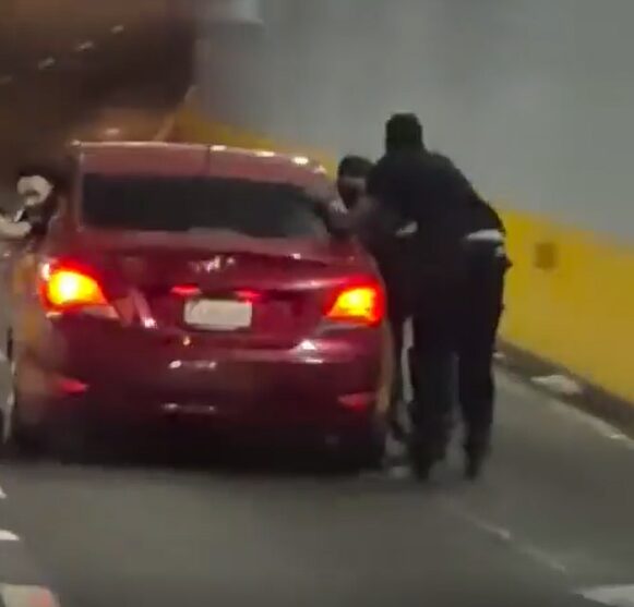 ¡De milagro! Joven cae aparatosamente tras sujetarse de un vehículo mientras iba en patines en la 27 de Febrero
