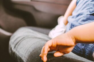 Tragedia en Florida: niño es hallado sin vida dentro de un vehículo frente a una escuela