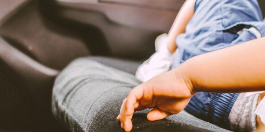 Tragedia en Florida: niño es hallado sin vida dentro de un vehículo frente a una escuela
