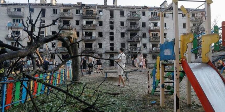 Sube a 17 el número de muertos en el ataque masivo ruso a Kiev