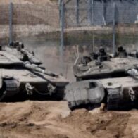 Policía israelí lanza granada aturdidora dentro de un coche de palestinos y bloquea puerta