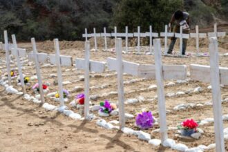 Más de 150 cuerpos sin identificar son sepultados tras los devastadores terremotos en Venezuela