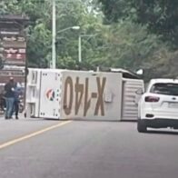 Vuelca camión de transporte de valores en Jarabacoa; reportan personas atrapadas