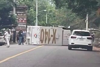 Vuelca camión de transporte de valores en Jarabacoa; reportan personas atrapadas