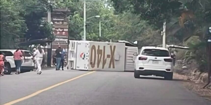 Vuelca camión de transporte de valores en Jarabacoa; reportan personas atrapadas