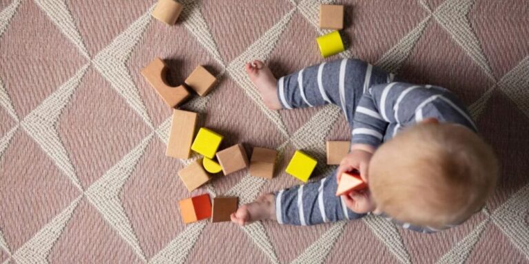 Detienen a extrabajador de guarderías acusado de abusar de más de 100 niños en Australia