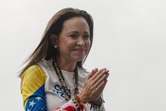 Machado dice que vuelve a Venezuela y pide ayuda a para la "reconstrucción democrática"