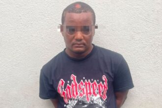 Policía arresta en flagrante delito a hombre acusado de herir a su expareja en Los Guaricanos