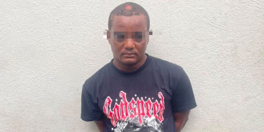 Policía arresta en flagrante delito a hombre acusado de herir a su expareja en Los Guaricanos