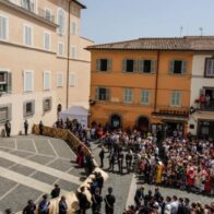 El papa pide no olvidar a quienes "sufren y mueren" por las guerras