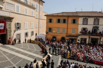 El papa pide no olvidar a quienes "sufren y mueren" por las guerras