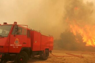 Dos bomberos mueren en un incendio forestal en la isla griega de Creta