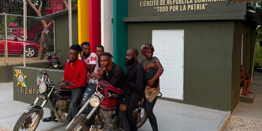 Patrullas del Ejército interceptan a 37 migrantes indocumentados en tres provincias fronterizas