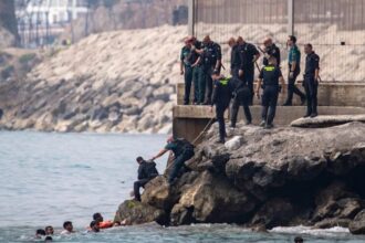 España refuerza seguridad en Ceuta tras ingreso masivo de migrantes desde Marruecos